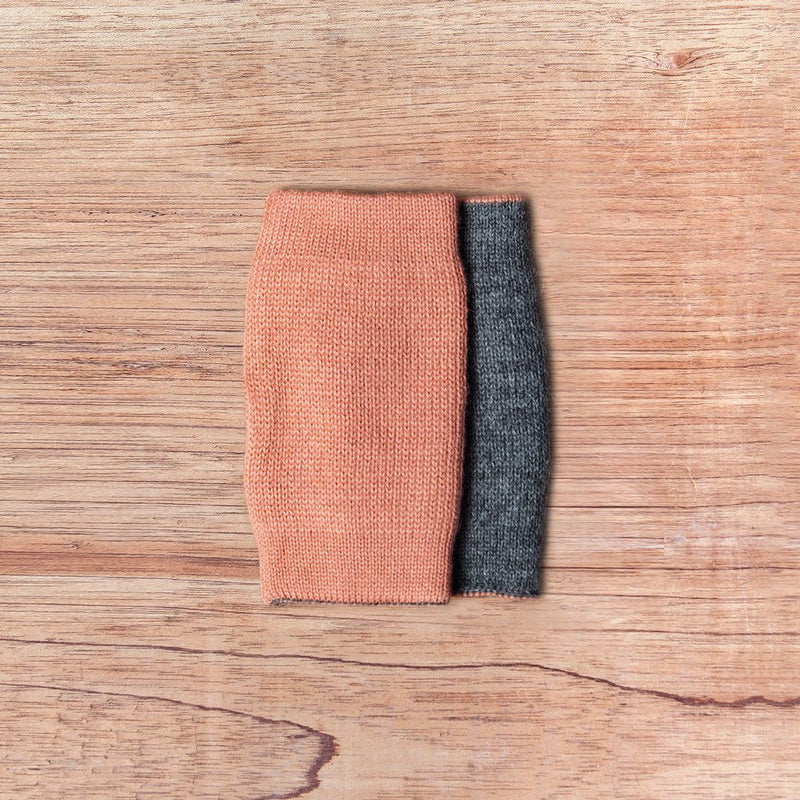 Inside out gloves made of alpaca wool in the color coral and grey