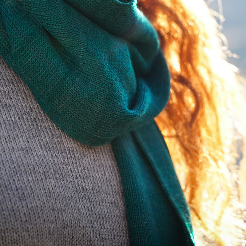 Close up scarf in baby alpaca wool color emerald
